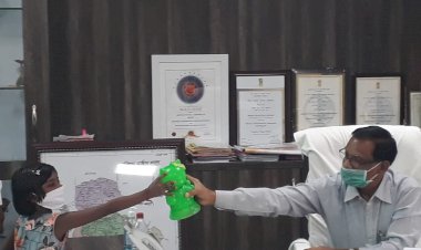 नन्हीं मिष्टि ने कोरोना से लड़ने कलेक्टर को पिगी बैग से 3,566 रुपए किए दान