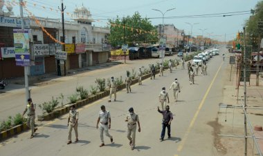 जिले में सम्पूर्ण कर्फ्यू जारी, पुलिस ने निकाला पैदल मार्च, लोगों को दी हिदायत