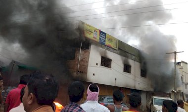 किराना दुकान में लगी भीषण आग, साथ में लगा मकान भी आया चपेट में
