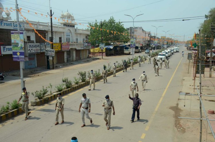 जिले में सम्पूर्ण कर्फ्यू जारी, पुलिस ने निकाला पैदल मार्च, लोगों को दी हिदायत