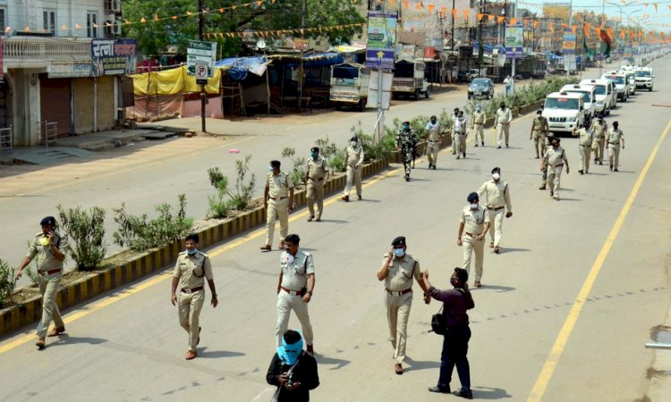 जिले में सम्पूर्ण कर्फ्यू जारी, पुलिस ने निकाला पैदल मार्च, लोगों को दी हिदायत