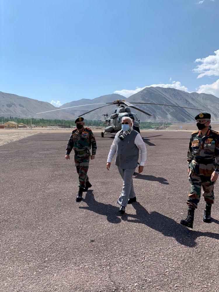 प्रधानमंत्री अचानक पहुंचे लेह, आर्मी, एयरफोर्स और आईटीबीपी के जवानों से बात की